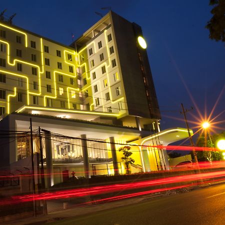 Yello Hotel Jemursari Сурабая Экстерьер фото
