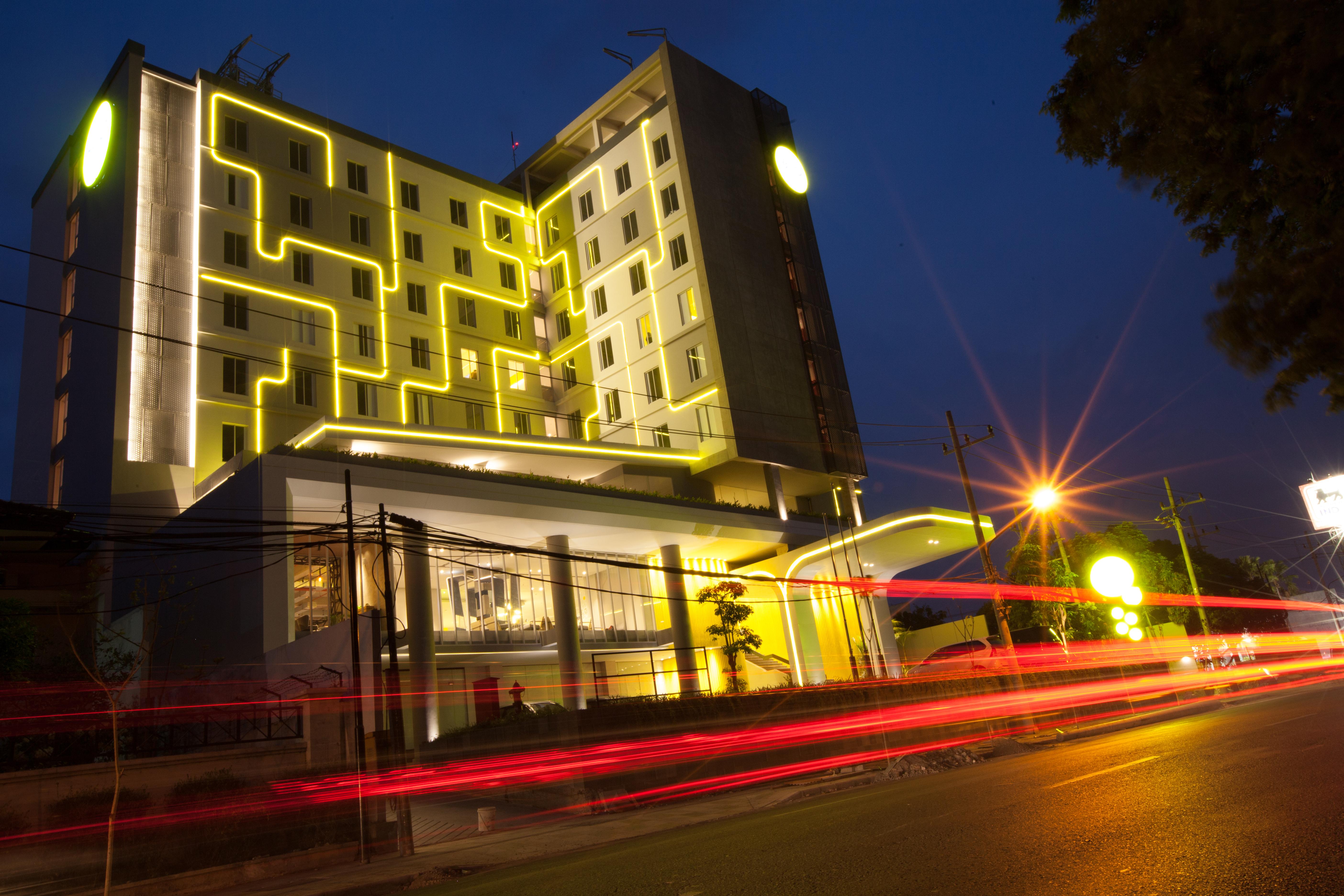 Yello Hotel Jemursari Сурабая Экстерьер фото