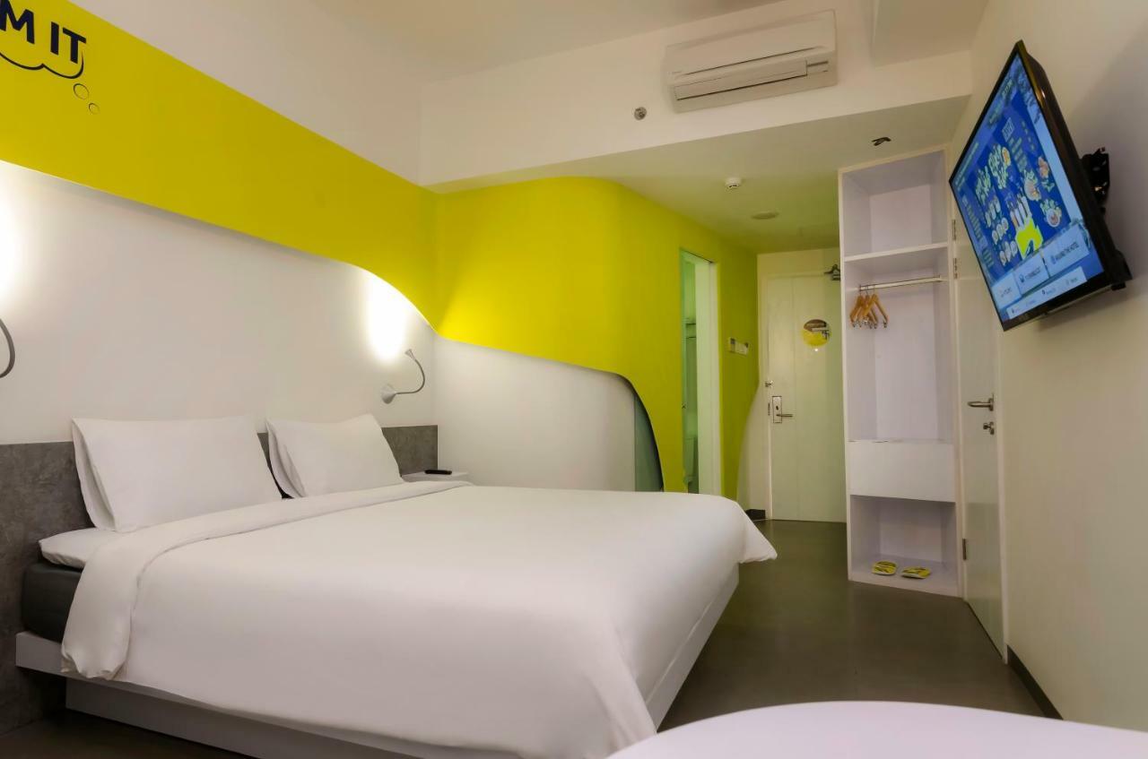 Yello Hotel Jemursari Сурабая Экстерьер фото