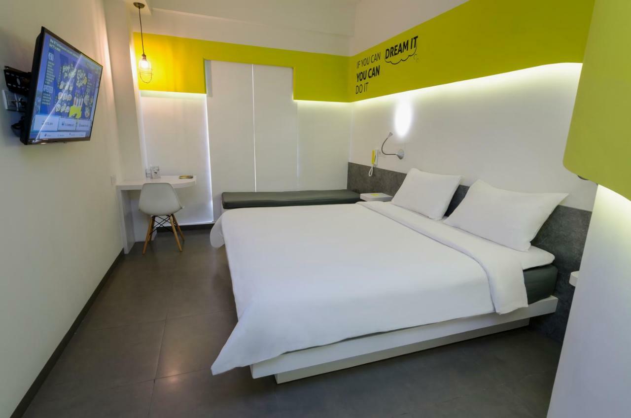 Yello Hotel Jemursari Сурабая Экстерьер фото
